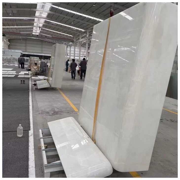 Gebogene Fliesen aus reinem weißem Onyx
